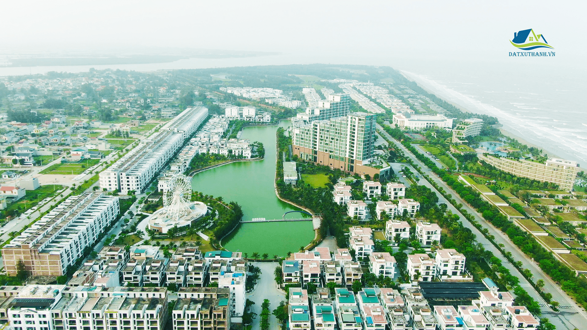 Hồ điều hòa và Vòng quay ánh sáng ngay sau khách sạn Grand FLC Sầm Sơn